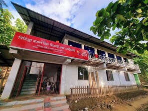 Vista frontal de la propiedad