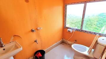 Deluxe tweepersoonskamer, uitzicht op heuvels | Badkamer | Een bad, gratis toiletartikelen, handdoeken, zeep