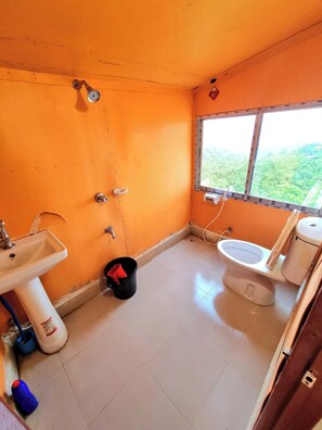 Habitación doble Deluxe, vista a la colina | Baño | Tina, amenidades de baño gratuitas, toallas, jabón 