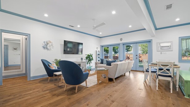 TV, fireplace - Spacious Modernized Historic Home 3 Minute Walk from Square (Georgetown)