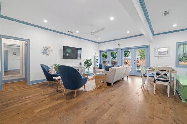 Televisión y chimenea