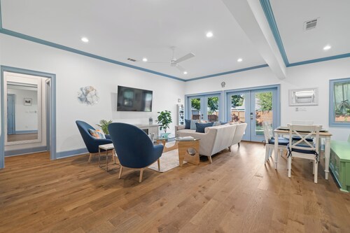 Spacious Modernized Historic Home 3 Minute Walk from Square