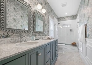 Shower, hair dryer, towels, soap - Spacious Modernized Historic Home 3 Minute Walk from Square (Georgetown)