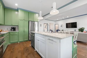 Mikroaaltouuni, uuni, liesi, astianpesukone