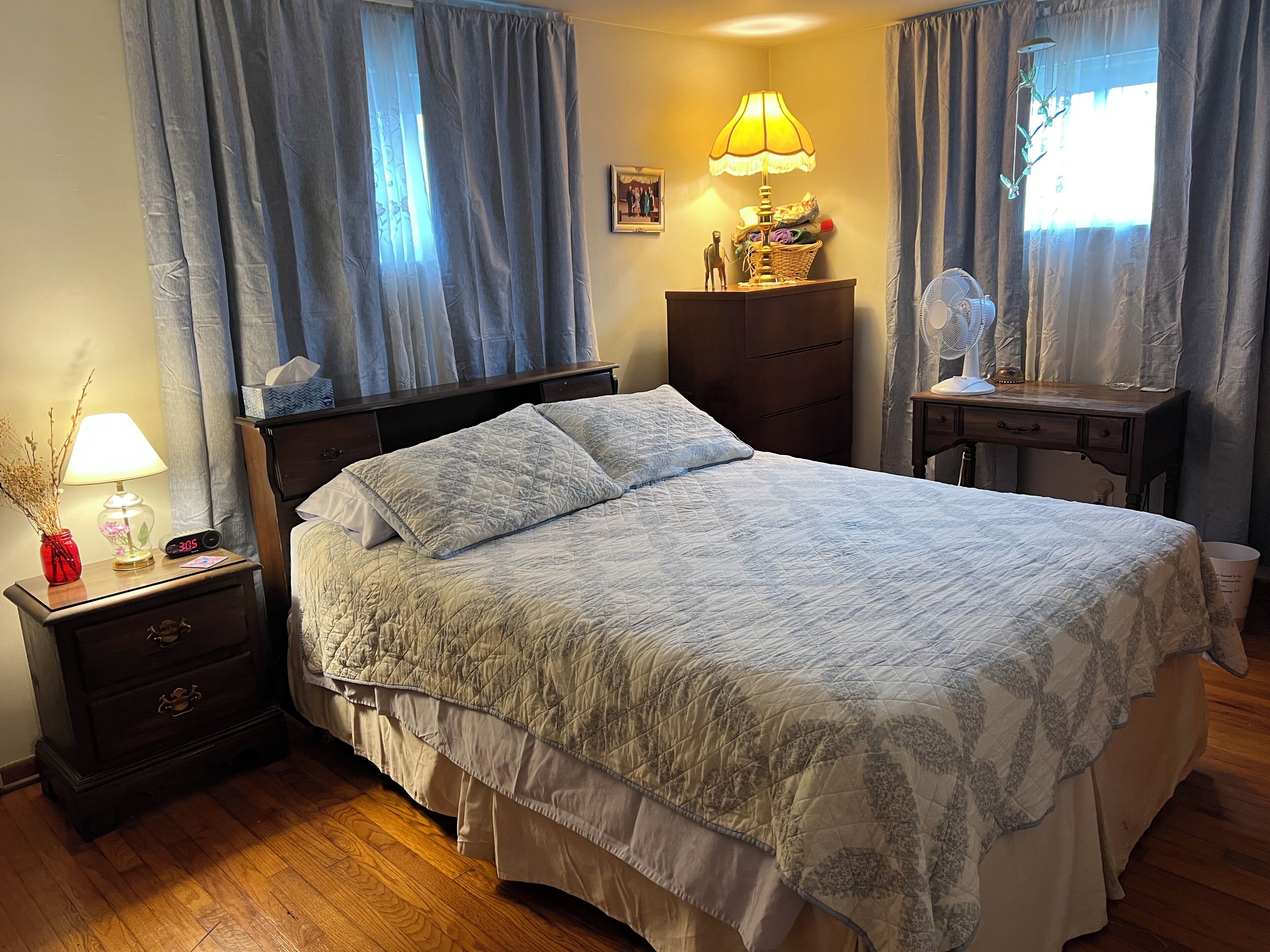 Escritorio, tabla de planchar con plancha, wifi y ropa de cama 