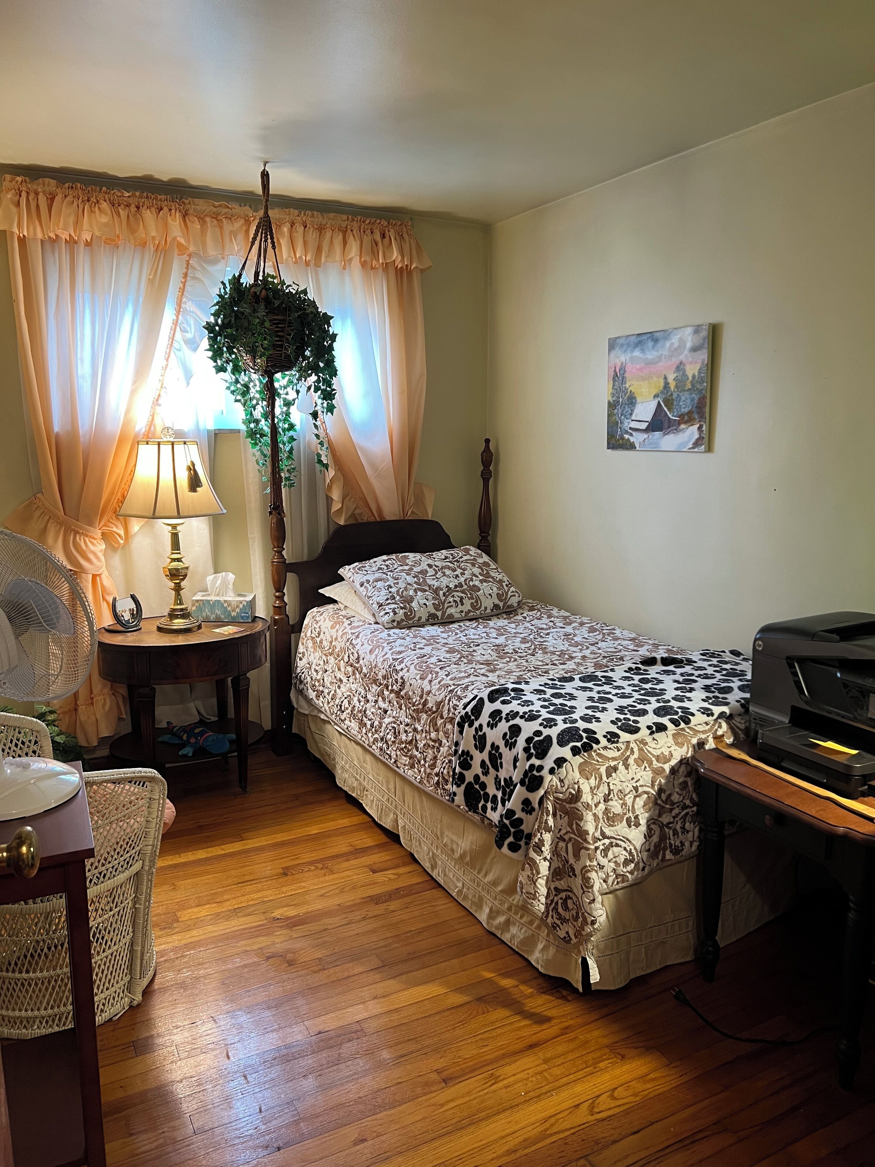 Escritorio, tabla de planchar con plancha, wifi y ropa de cama 