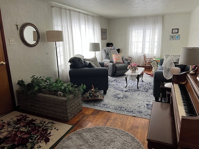 3-bd home in Mt.Pleasant; child/pet friendly; festivals, biking, skiing nearby.