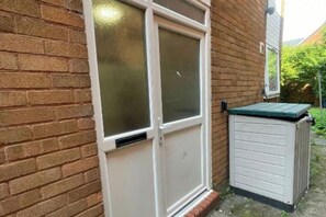 Property grounds - Larches Lane Retreat - Sleeps 5 - Wolverhampton (Wolverhampton)