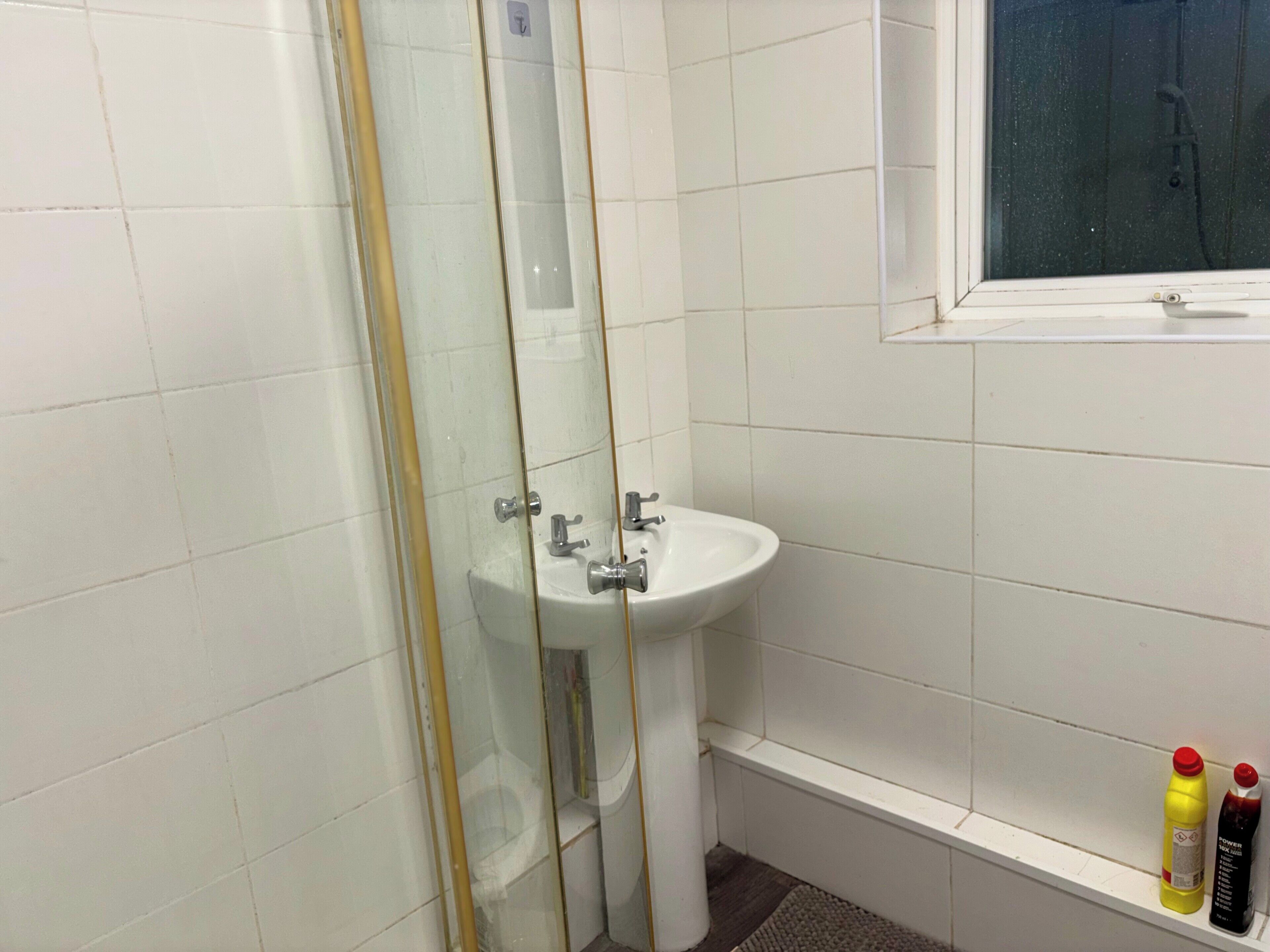 Douche, serviettes fournies, papier toilette