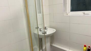 Douche, serviettes fournies, papier toilette