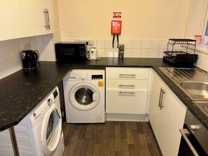 Fridge, microwave, oven, stovetop - Larches Lane Retreat - Sleeps 5 - Wolverhampton (Wolverhampton)