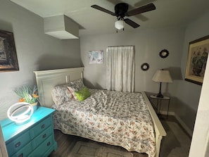 2 bedrooms, WiFi, bed sheets - The West Tulsa Residence, with a charming 1920s character and central location (Tulsa)