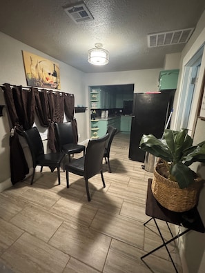 Interior - The West Tulsa Residence, with a charming 1920s character and central location (Tulsa)