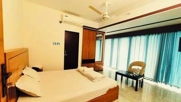 Deluxe tweepersoonskamer, balkon, uitzicht op rivier | Uitzicht vanuit de kamer