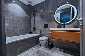 Hair dryer, bidet, towels, soap - Luxe 1-BR w/ Sunset, Golf & Lake View in The Greens (The Greens)