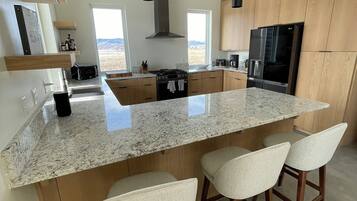 Frigorífic, microones, forn i placa de cuina