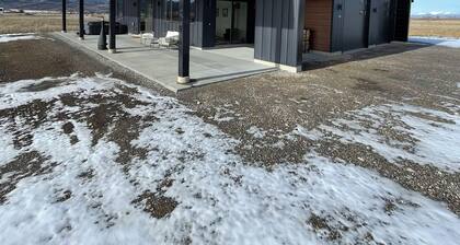 Charming 2-bedroom barndominium unit A in superb Thayne with AC