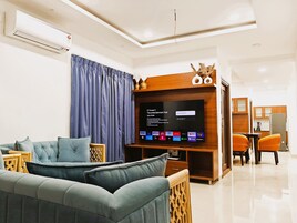 Apartamento clássico | Área de estar | TV de tela plana