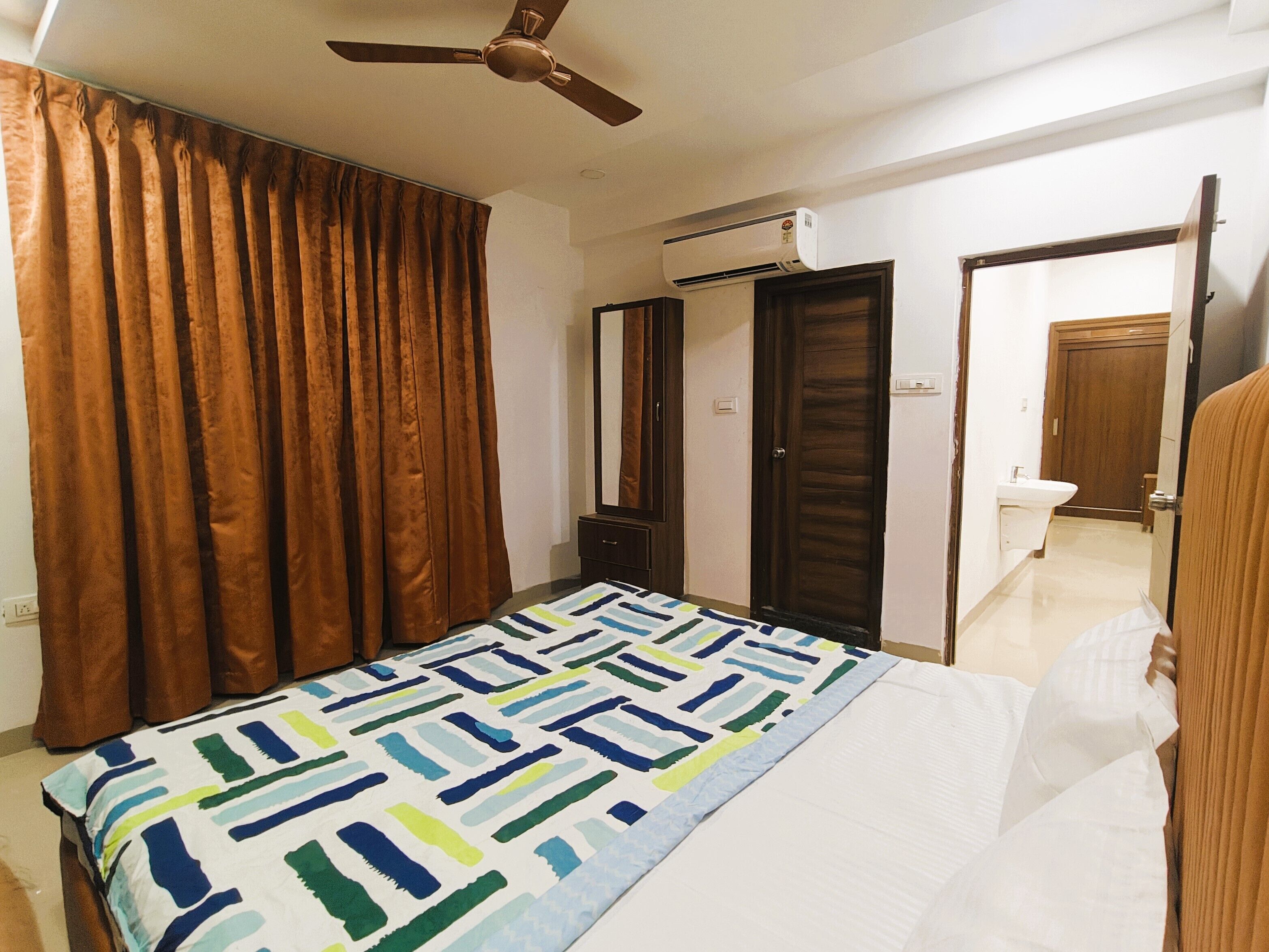 Luxury Apartment | Desk, laptop workspace, free WiFi