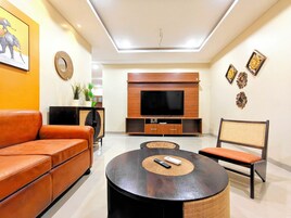 Apartamento clássico | Área de estar | TV de tela plana