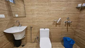 Basic-Apartment | Badezimmer | Dusche, kostenlose Toilettenartikel, Handtücher, Seife