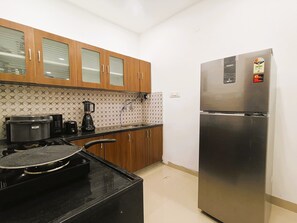 Kühlschrank, Geschirrspüler, Kochgeschirr/Geschirr/Besteck