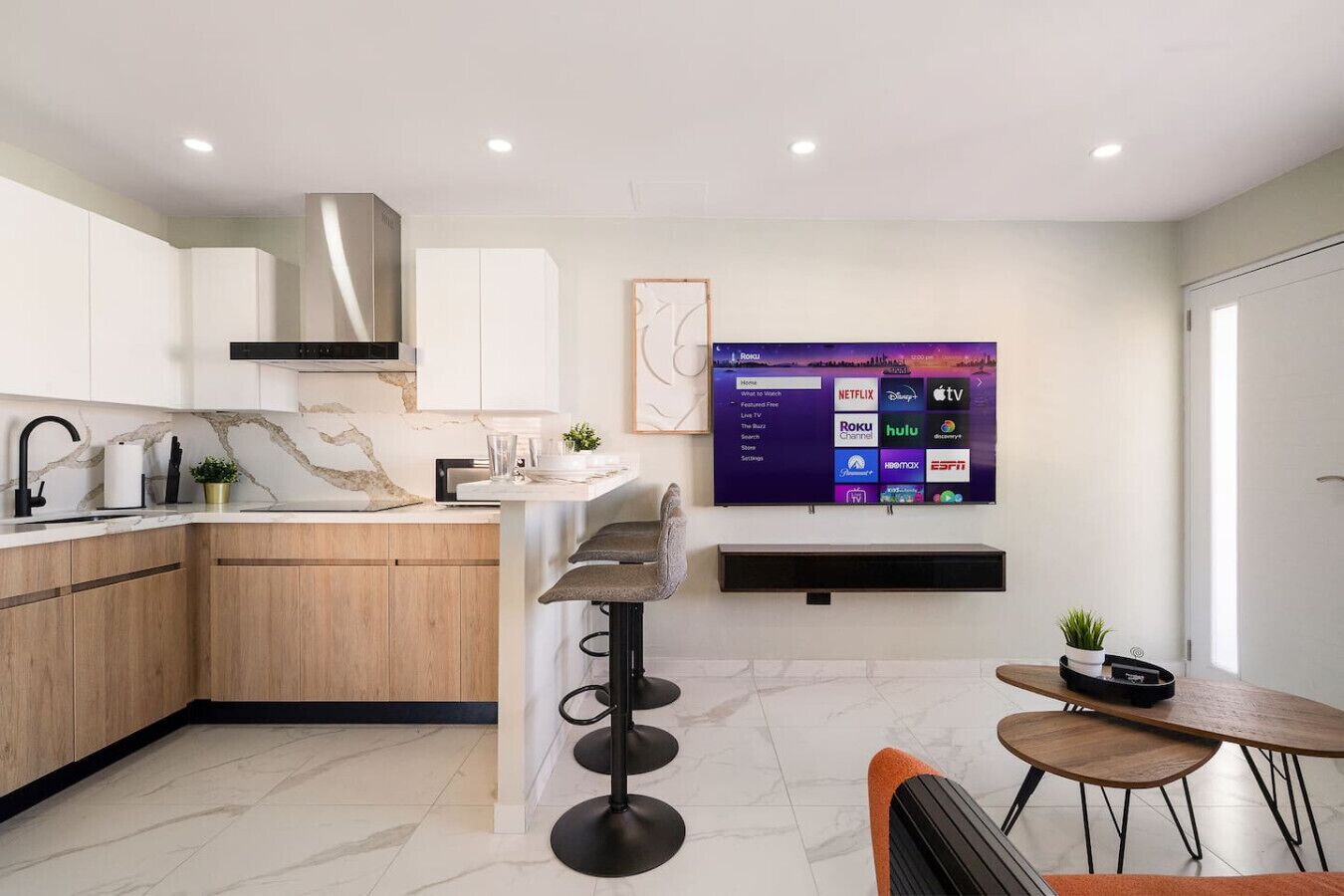 Frigorifero, microonde, piano cottura, macchina per tè/caffè