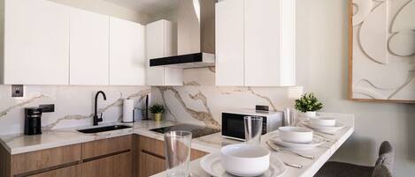 Kjøleskap, mikrobølgeovn, kokeplater og kaffetrakter/tekoker