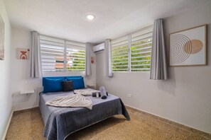 Een bureau, een strijkplank/strijkijzer, wifi, beddengoed