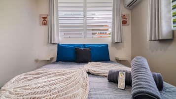 Escritorio, tabla de planchar con plancha, wifi y ropa de cama