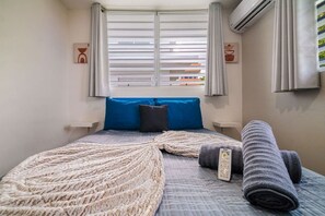 Escritorio, tabla de planchar con plancha, wifi y ropa de cama