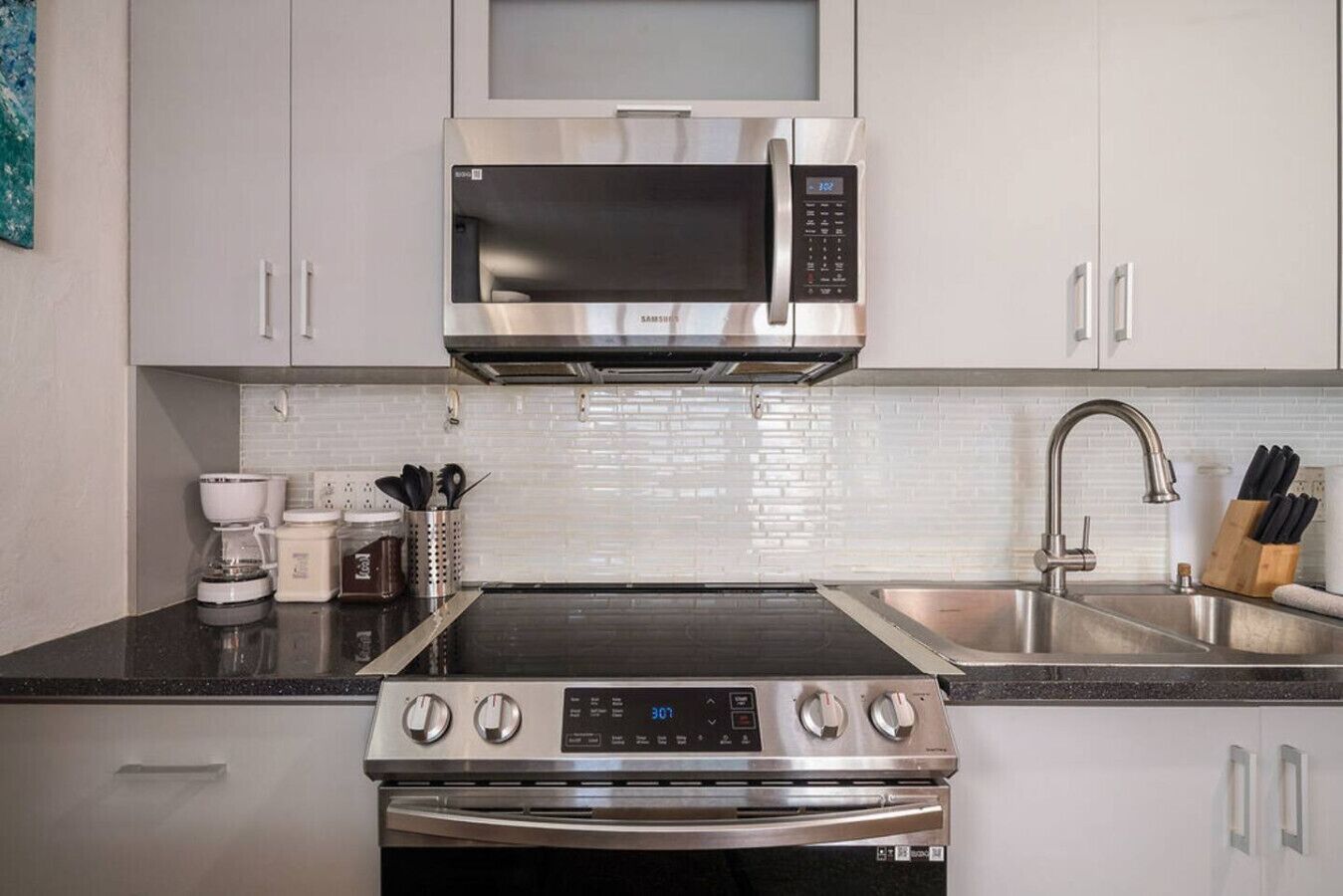 Frigorífico, microondas, horno y placa de cocina
