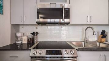Frigorífico, microondas, horno y placa de cocina