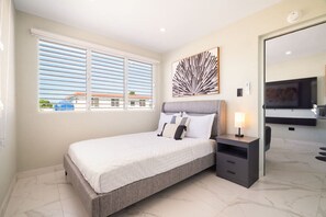 Desk, iron/ironing board, WiFi, bed sheets - SunJoy No.5 - Chic 2BR Apartment Isla Verde (Carolina)
