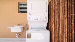 Máquina de lavar roupa de abertura frontal, com painel de comandos e identificação de eficiência energética.
