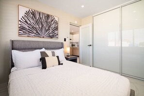 Desk, iron/ironing board, WiFi, bed sheets - SunJoy No.5 - Chic 2BR Apartment Isla Verde (Carolina)