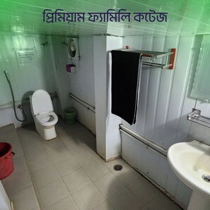 Deluxe Double Room, River View | Bathroom | Bathtub, free toiletries, towels, soap