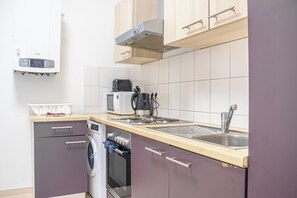 ベーシック アパートメント | 専用キッチン | 冷蔵庫、電子レンジ、オーブン、コンロ