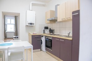 Basic Apartment | Private kitchen | Fridge, microwave, oven, stovetop
