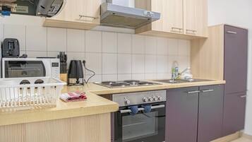 Apartemen Basic | Dapur pribadi | Lemari es, microwave, oven, dan kompor
