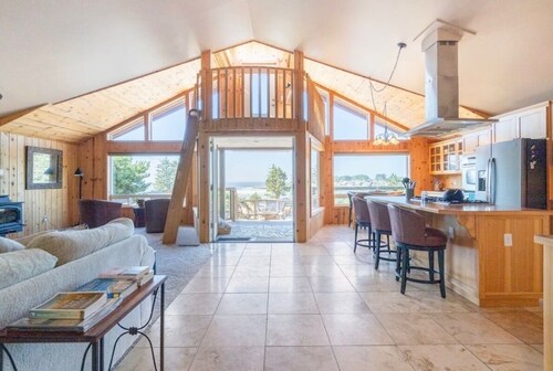 Magnificent 4  bedroom 2 bath, 1 min to the beach. Spa,2 decks-Gem of the Coast!