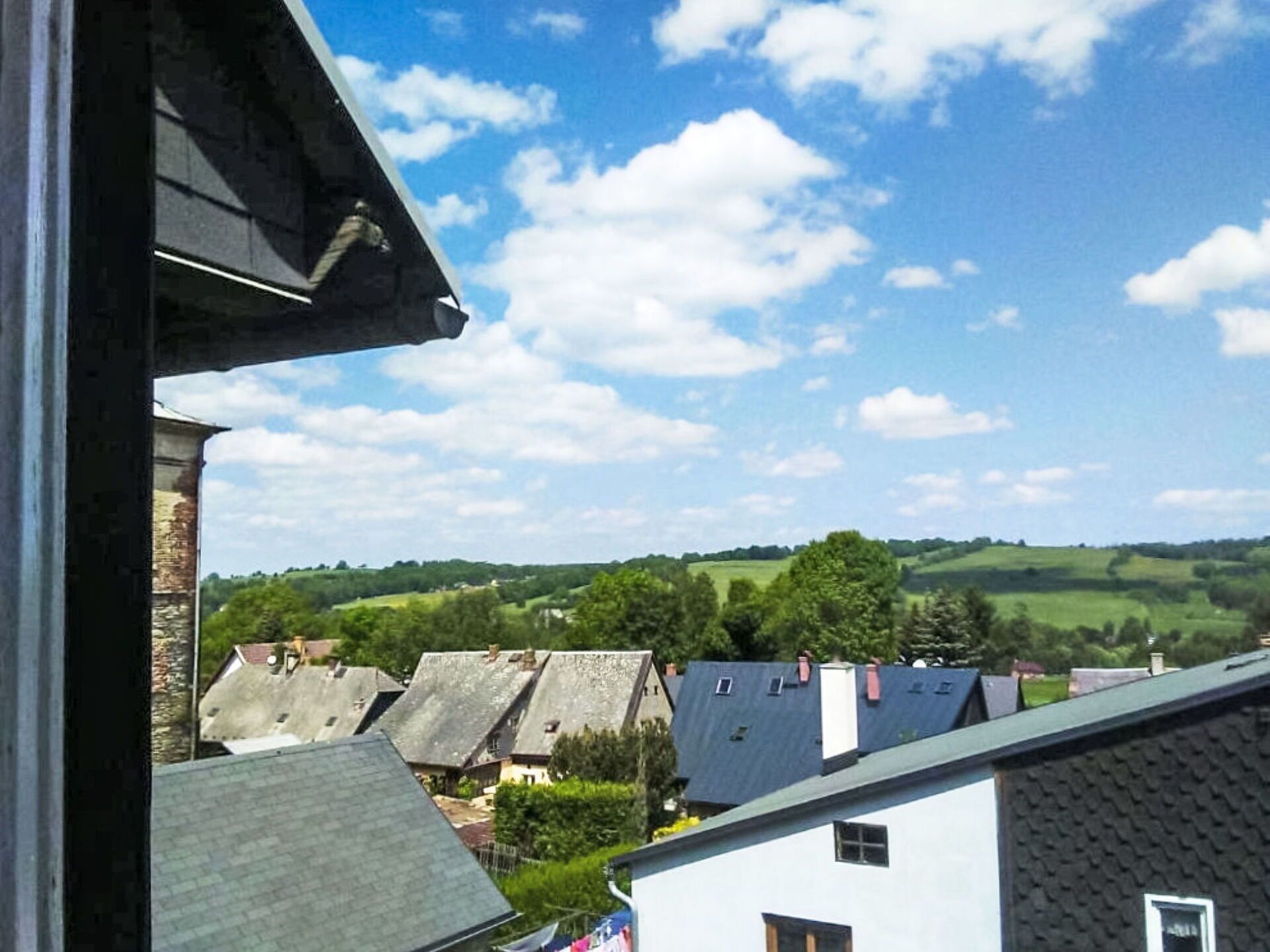 Vista de un pueblo con casas tradicionales y un cielo azul claro.