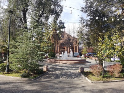 Casa céntrica, segura con estacionamiento.