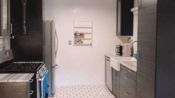 Een magnetron, een oven, een kookplaat, een vaatwasser