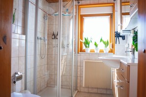 Shower, hair dryer, towels, soap - WaldSeeLiebe recreation between Spreewald and Schlaubetal (Schenkendöbern)