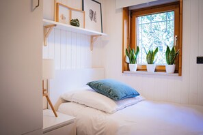 2 عدّة غرف نوم ومكواة/لوح كي وملاءات أسرّة