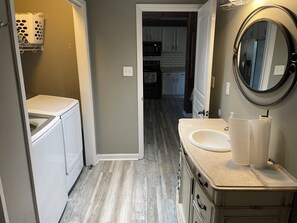 Hårtørrer, håndklæder, Sæbe, Toiletpapir