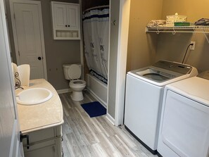Hair dryer, towels, soap, toilet paper - Charming country stay with fenced yard & modern comfort (Danville)