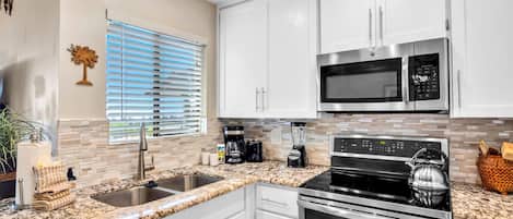 Mikroaaltouuni, uuni, astianpesukone, kahvin-/teenkeitin