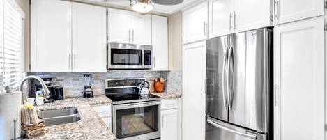 Micro-ondes, four, lave-vaisselle, cafetière/bouilloire